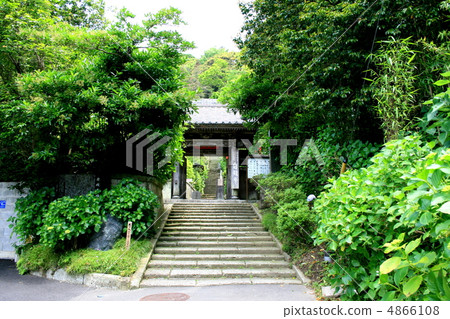 參觀未開發的安靜的Zodi Rock Temple 4866108