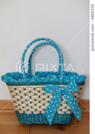 帶有夏季配件的籃子包 帶有夏季配件的籃子包 4866359