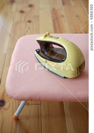 無線熨斗和熨衣板熨燙 4866360