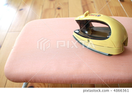 無線熨斗和熨衣板熨燙 4866361