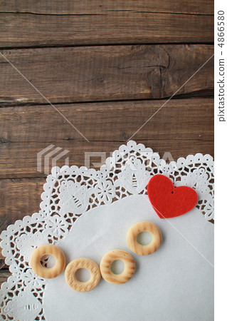 Biscuits and heart-shaped felt 4866580