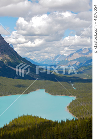 Mountain Lake in the Canadian Rockies 4870054