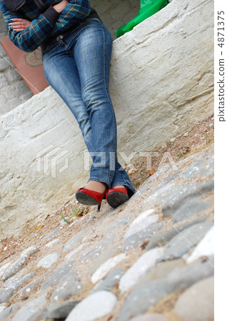 Beautiful Brunette Sitting In An Abandoned Warehouse (4) Beautiful Brunette Sitting In An Abandoned Warehouse (4) 4871375