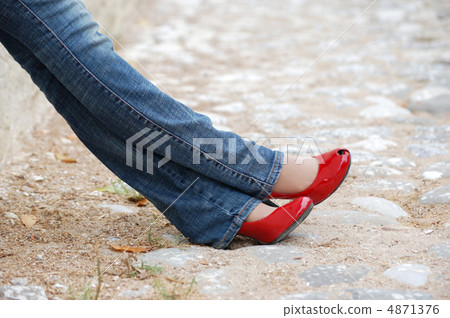 Beautiful Brunette Sitting In An Abandoned Warehouse (4) Beautiful Brunette Sitting In An Abandoned Warehouse (4) 4871376