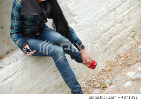 Beautiful Brunette Sitting In An Abandoned Warehouse (4) Beautiful Brunette Sitting In An Abandoned Warehouse (4) 4871381