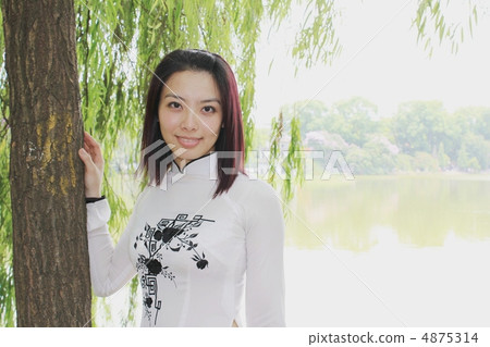One Vietnamese beauty woman under the willow tree 4875314