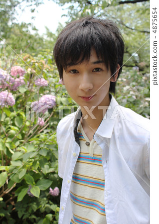 Park, fresh green, summer, men, refreshing, outdoors, smiling, young, bench, up 4875654