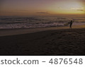 Surfer walking on the beach 4876548