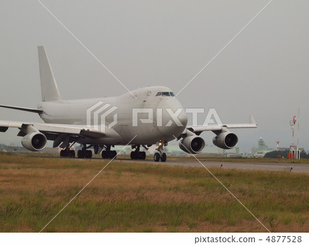 Towards the runway 4877528