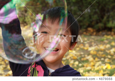 幼兒園小孩玩肥皂泡 幼兒園小孩玩肥皂泡 4878088