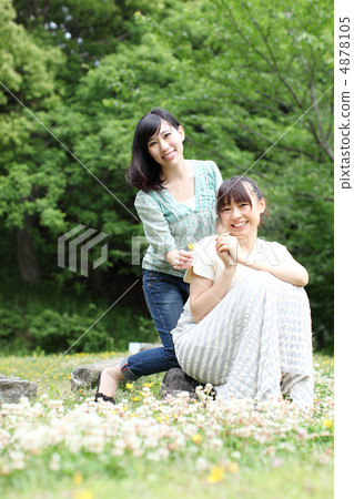 2個人喜歡三葉草花 2個人喜歡三葉草花 4878105
