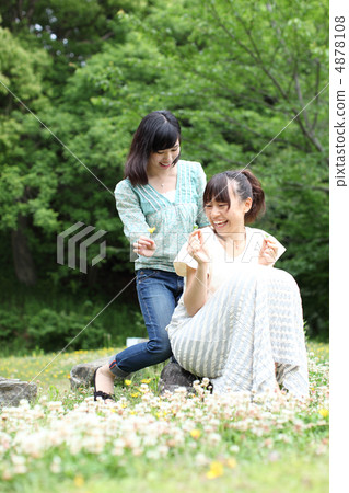 2個人喜歡三葉草花 2個人喜歡三葉草花 4878108