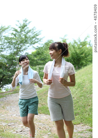 Jogging in fresh green 4878409
