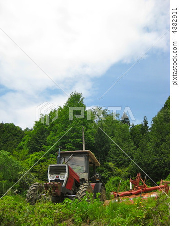 藍天后面拖拉機 藍天后面拖拉機 4882911