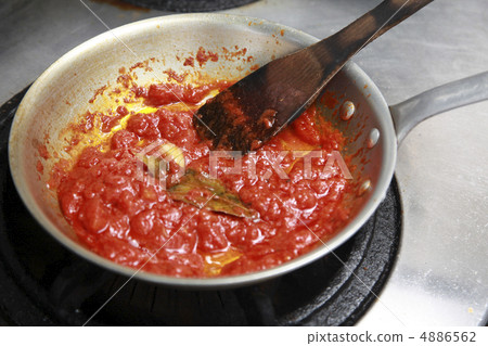 Cooking process of tomato sauce 4886562