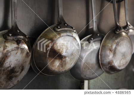 A frying pan arranged in the kitchen 4886565