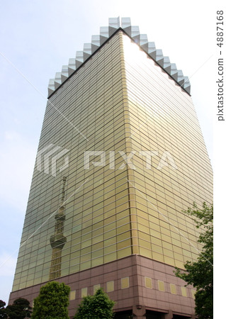 發光在大廈的金黃東京天空樹 發光在大廈的金黃東京天空樹 4887168