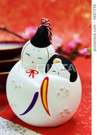 娃娃Tsuzuru的擁抱·Sanko白葡萄酒·Chiyogami紙垂直位置向上 娃娃Tsuzuru的擁抱·Sanko白葡萄酒·Chiyogami紙垂直位置向上 4887256