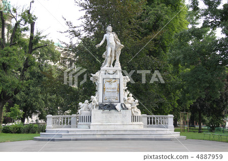 Mozart statue 4887959