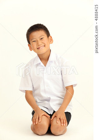 一個在seiza迎接的男孩 一個在seiza迎接的男孩 4888415