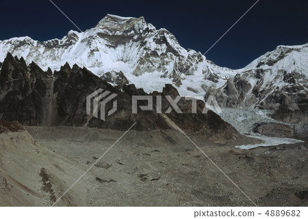 Gachung Khan (7952m) from the vicinity of Lake Gokyo No. 5 [Nepal] 4889682