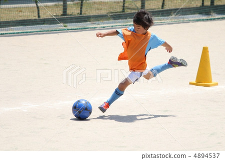 踢足球男孩充滿動感的場面 4894537