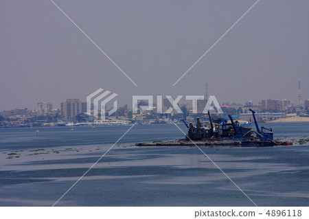 蘇伊士運河的挖泥船 4896118