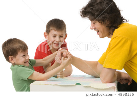 father with two sons 4898136