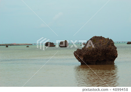 在伊拉貝島第1部分的澤田海灘的大岩 4899458