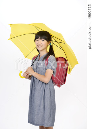 小學女生彈出雨傘 小學女生彈出雨傘 4900715