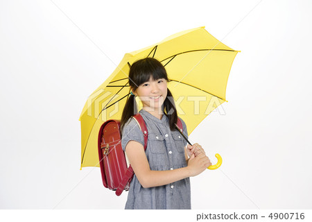 小學女生彈出雨傘 小學女生彈出雨傘 4900716
