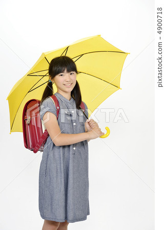 小學女生彈出雨傘 小學女生彈出雨傘 4900718