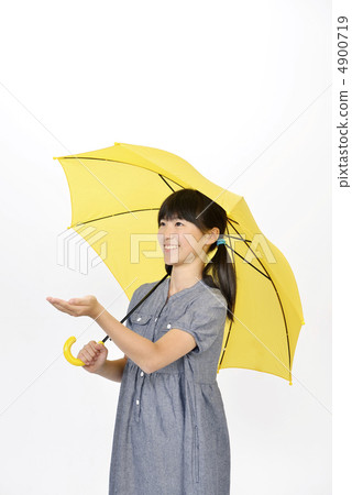 小學女生彈出雨傘 小學女生彈出雨傘 4900719