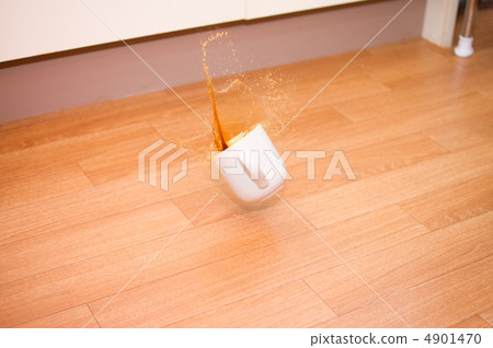 I spilled coffee violently. 4901470