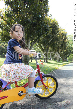 孩子們騎自行車 孩子們騎自行車 4901497