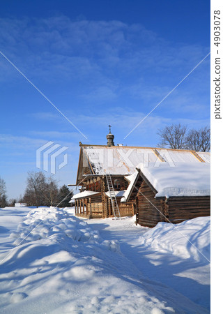 old farmhouse amongst white snow 4903078