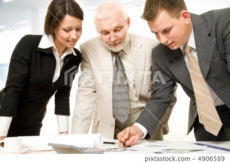 Working businesspeople in an office Working businesspeople in an office 4906589