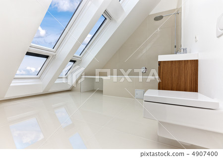 Sunlit modern bathroom of Contemporary apartment Sunlit modern bathroom of Contemporary apartment 4907400