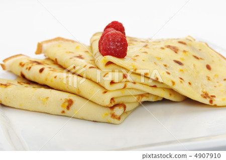 Crepe on a plate with a raspberry 4907910