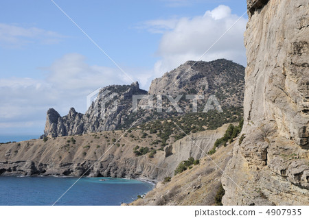 The sea and mountains 4907935