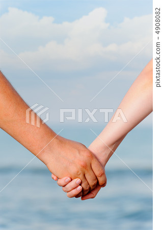 The man and the woman keep for hands The man and the woman keep for hands 4908082