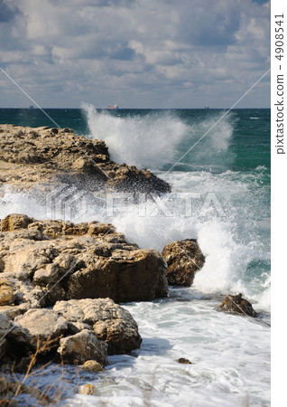 Splash of waves about coastal stones Splash of waves about coastal stones 4908541