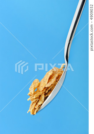 Сornflakes. A dry breakfast in a spoon. Сornflakes. A dry breakfast in a spoon. 4909032
