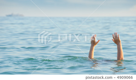 The drowning man The drowning man 4909066