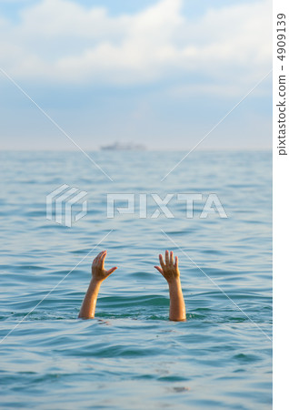 The drowning man The drowning man 4909139