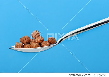 Chocolate cornflakes. A dry breakfast in a spoon. Chocolate cornflakes. A dry breakfast in a spoon. 4909285