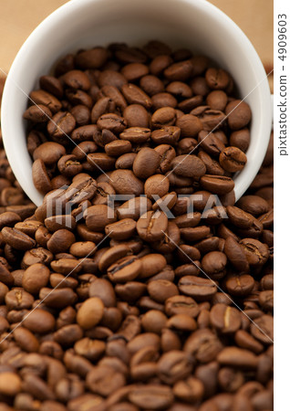 White cup with coffee grains 4909603