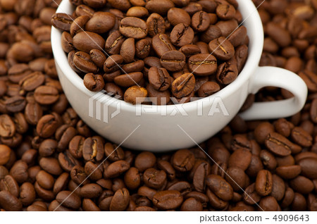 White cup with coffee grains 4909643