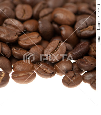 Heap of grains of coffee 4909801
