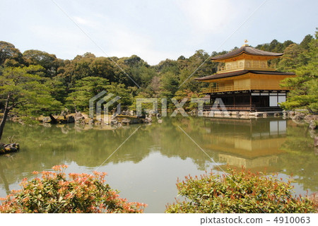 "Shurudo-dono" of Kinkakuji seen through Kagaku-ike (Kita-ku, Kyoto City) 4910063
